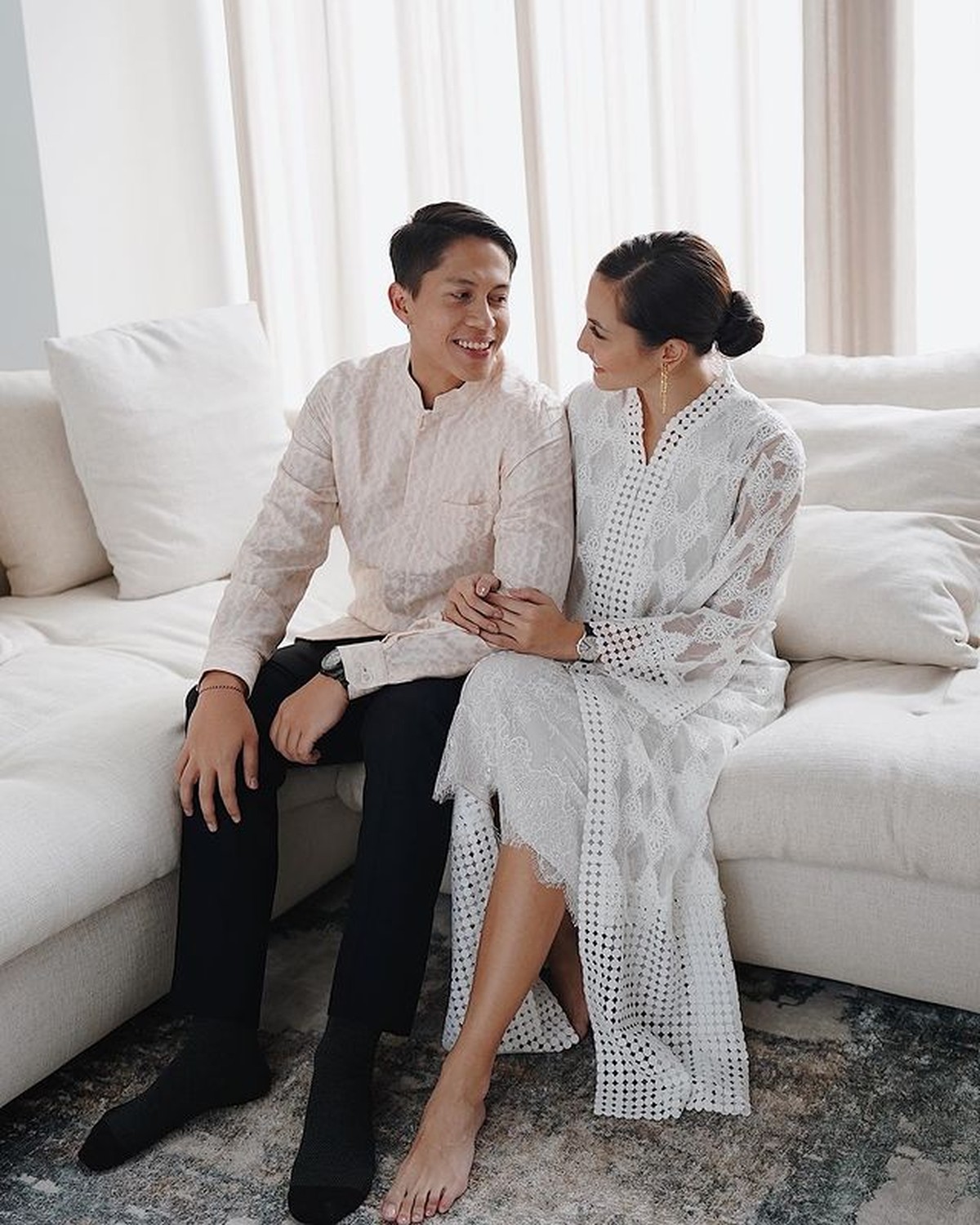 Kemesraan yang ditampilkan Pevita Pearce dan Arsyah saat hadiri serangkaian acara nikah adik Arsyah disorot&period; Yuk intip&excl;