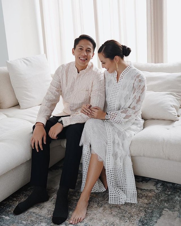 Kemesraan yang ditampilkan Pevita Pearce dan Arsyah saat hadiri serangkaian acara nikah adik Arsyah disorot. Yuk intip!