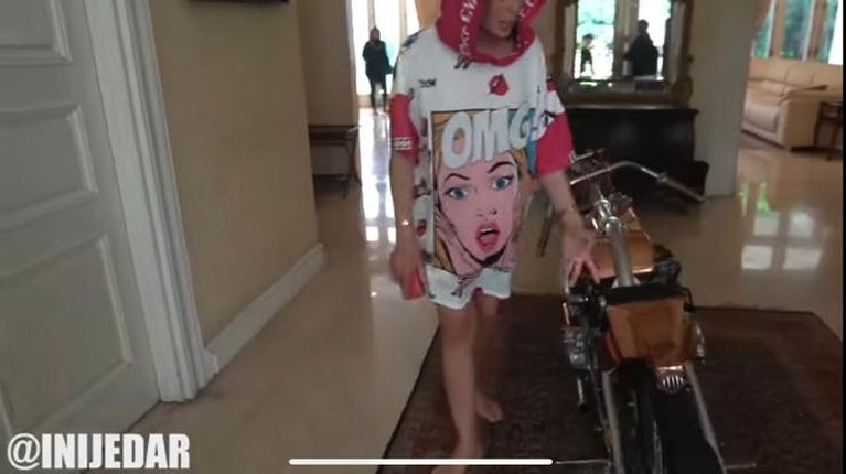 Nia Ramadhani dan Ardi Bakrie tinggal di sebuah rumah mewah bak istana. Yuk kita intip bagaimana potret rumahnya!