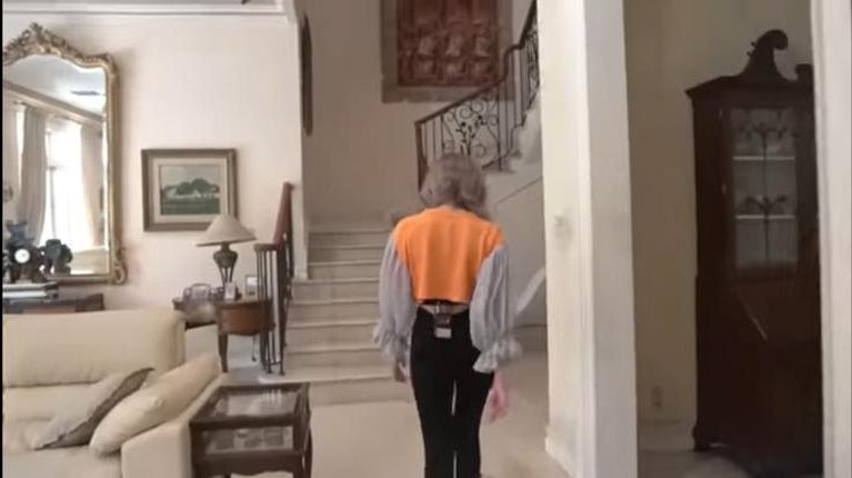 Potret Rumah Mewah Nia Ramadhani dan Ardi Bakrie Nia Ramadhani dan Ardi Bakrie tinggal di sebuah rumah mewah bak istana. Yuk kita intip bagaimana potret rumahnya!