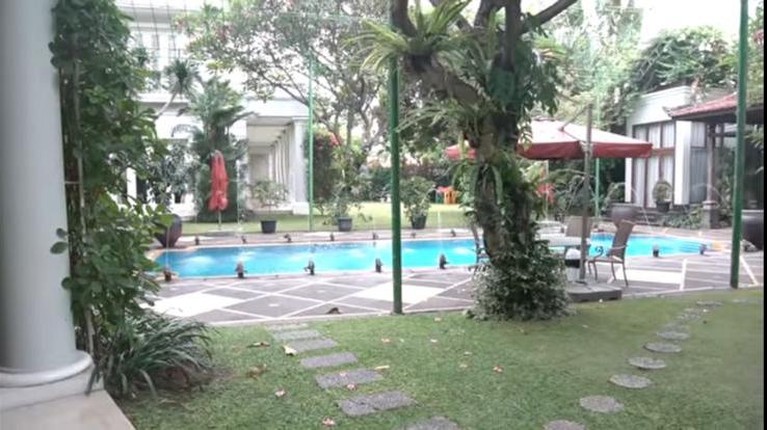 Potret Rumah Mewah Nia Ramadhani dan Ardi Bakrie Nia Ramadhani dan Ardi Bakrie tinggal di sebuah rumah mewah bak istana. Yuk kita intip bagaimana potret rumahnya!