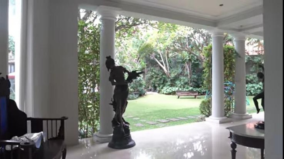 Nia Ramadhani dan Ardi Bakrie tinggal di sebuah rumah mewah bak istana&period; Yuk kita intip bagaimana potret rumahnya&excl;