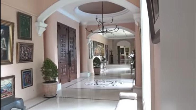 Potret Rumah Mewah Nia Ramadhani dan Ardi Bakrie Nia Ramadhani dan Ardi Bakrie tinggal di sebuah rumah mewah bak istana. Yuk kita intip bagaimana potret rumahnya!