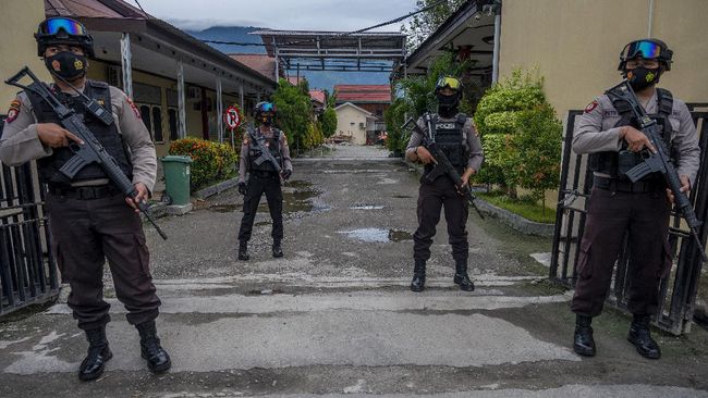 Polisi Musnahkan 11 Bom Lontong Milik DPO Teroris Poso - Vimarsana News