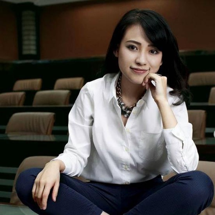 <p>Saat dilantik menjadi rektor, usia Risa Santoso masih 27 tahun, lho. Ia pun dinobatkan oleh Museum Rekor Indonesia (MURI) sebagai rektor termuda di Indonesia. (Foto: Instagram @santosorisa)</p>