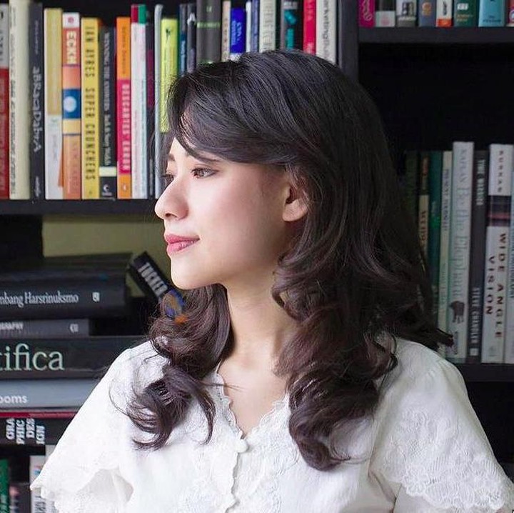 <p>Mungkin Bunda bertanya-tanya, kok bisa di usia 27 sudah menjadi rektor? Ini karena rekam jejak akademik dan karier Risa cukup menjanjikan, Bunda.</p>