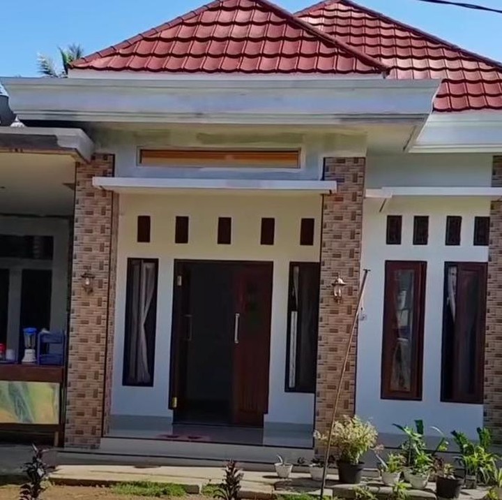 <p>Seorang tenaga kerja wanita (TKW) Arab Saudi bernama Inces mendirikan rumahnya sendiri di kampung halamannya, di Ancaen, Sukabumi, Jawa Barat. Rumah ini menjadi hasil kerja kerasnya selama 12 tahun bekerja di Arab Saudi. (Foto: YouTube Inces TKW Arab)</p>