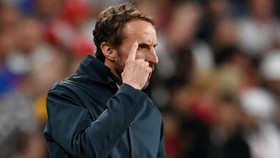 Inggris Diejek Suporter Sendiri, Southgate Dilempar Gelas