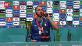 VIDEO: Italia Juara, Bonucci Minum Bir dan Coca-Cola