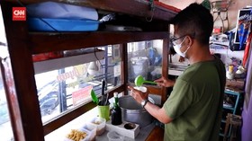 VIDEO: Penjual Bubur, Bagikan Ribuan Bubur Ayam Gratis