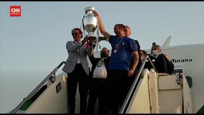 img-title VIDEO: Timnas Italia Pulang, Pamer Trofi Euro di Bandara