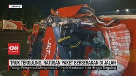 VIDEO: Truk Terguling, Ratusan Paket Berserakan di Jalan
