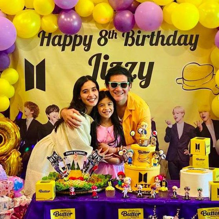 <p>Jizzy bersama ayah dan bundanya. Jizzy mengenakan baju berwarna pink sementara kedua orang tuanya memakai dresscode sesuai tema. Wah, selamat ulang tahun ya, Jizzy! (Foto: Instagram @vinogbastian)</p>