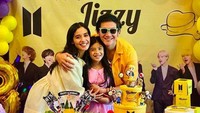 <p>Jizzy bersama ayah dan bundanya. Jizzy mengenakan baju berwarna pink sementara kedua orang tuanya memakai dresscode sesuai tema. Wah, selamat ulang tahun ya, Jizzy! (Foto: Instagram @vinogbastian)</p>