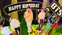 <p>Nasi kuning pun berhiaskan foto anggota BTS, RM, Jin, V, Jimin, J-Hope, Suga, dan Jungkook. (Foto: Instagram @vinogbastian)</p>