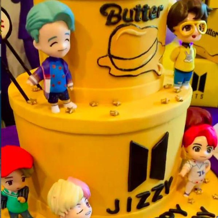 <p>Kue ulang tahun utamanya Jizzy, juga bertema BTS tapi kali ini para anggota BTS dalam bentuk fondant. (Foto: Instagram @vinogbastian)</p>