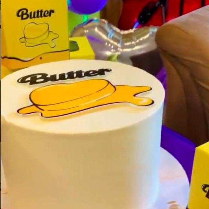 <p>Ada cake lainnya pula dengan tulisan dan logo Butter. Gemas ya, Bunda? (Foto: Instagram @vinogbastian)</p>