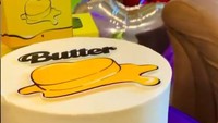 <p>Ada cake lainnya pula dengan tulisan dan logo Butter. Gemas ya, Bunda? (Foto: Instagram @vinogbastian)</p>