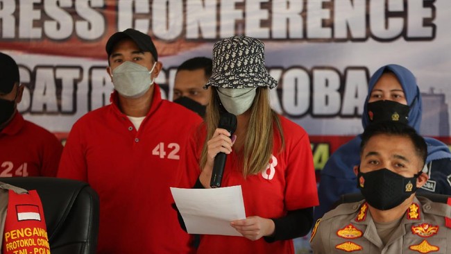 Nia Ramadhani dan suaminya, Ardi Bakrie dihadirkan langsung dalam sidang perdana kasus narkoba di Pengadilan Negeri Jakarta Pusat.