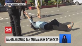 VIDEO: Wanita Histeris, Tak Terima Anak Ditangkap