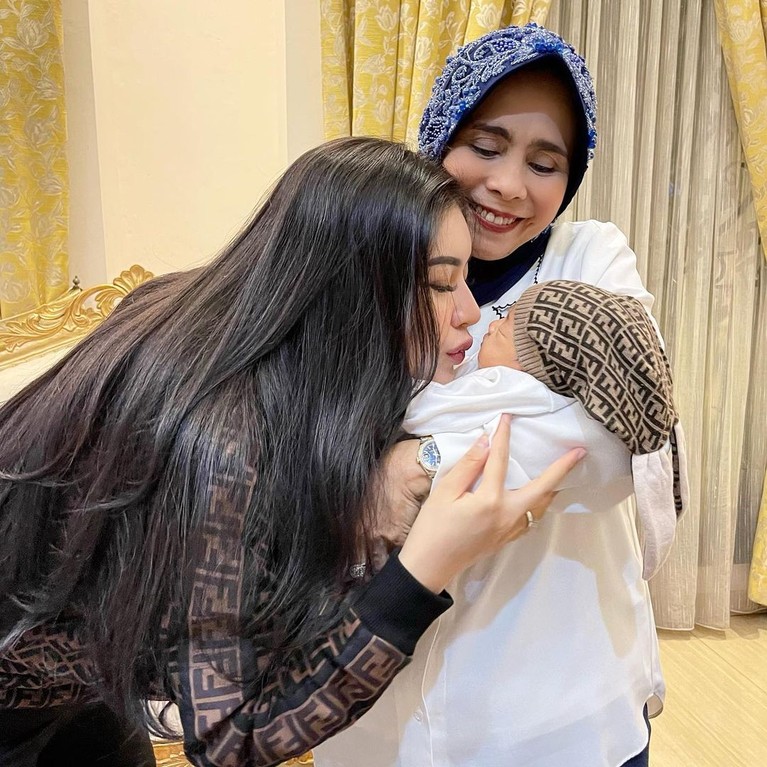 Barang Berharga Fantastis Milik Anak Selebgram Rica Andriani Bikin Minder Anak selebgram Rica Andriani dan Fahrul Sudiani disebut-sebut sebagai anak sultan. Yuk intip potretnya!