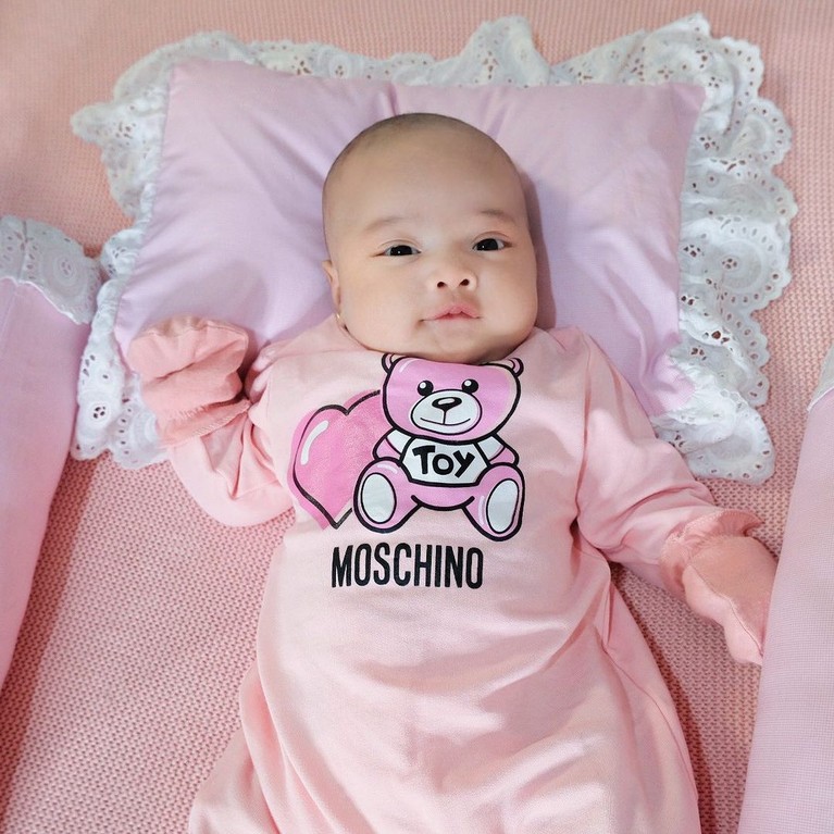 Barang Berharga Fantastis Milik Anak Selebgram Rica Andriani Bikin Minder Anak selebgram Rica Andriani dan Fahrul Sudiani disebut-sebut sebagai anak sultan. Yuk intip potretnya!