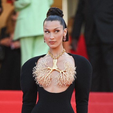 Pakai Kalung Paru-paru yang Tutupi Dada, Penampilan Bella Hadid Dsorot