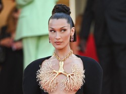 Gaya Bella Hadid Jadi Sorotan, Dada Ditutup Kalung Emas Paru-paru