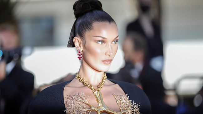 Bella Hadid terus menyebarkan kebenaran tentang situasi di Palestina meskipun sempat kena shadow ban Instagram.