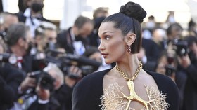 Bella Hadid Pakai Kalung Paru-paru Emas yang Tutupi Dada