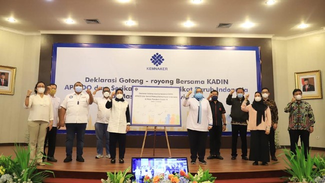 Deklarasi Gotong Royong PPKM Darurat diteken oleh Menaker Ida Fauziyah bersama perwakilan unsur pengusaha dan industri hingga pimpinan Serikat Buruh