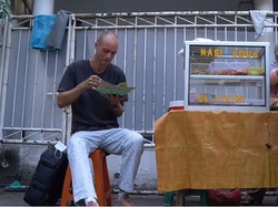 Keseruan Bule Norwegia Cicip Nasi Uduk Telur Balado di Kaki Lima