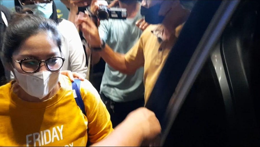 dr Lois Owien selesai menjalani pemeriksaan di Polda Metro Jaya langsung dibawa ke Bareskrim Polsi, Senin (12/7/2021) malam.