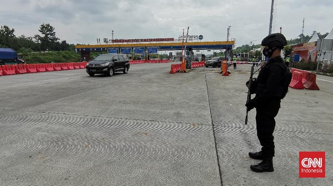 Kepolisian membuka 27 pintu keluar-masuk tol di Jawa Tengah mulai pukul 18.00 WIB, Minggu (25/7), seiring berakhirnya PPKM Level 4 Jawa-Bali.