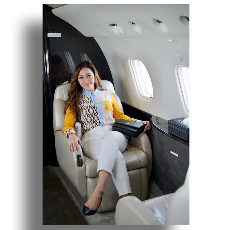 Gaya Elegan Maia Estianty Saat Berpergian dengan Jet Pribadi Maia Estianty sering berpergian menggunakan jet pribadi milik suaminya. Yuk kita intip gayanya!