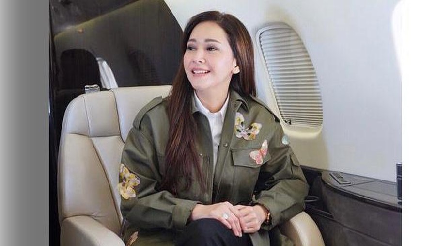 Maia Estianty sering berpergian menggunakan jet pribadi milik suaminya. Yuk kita intip gayanya!