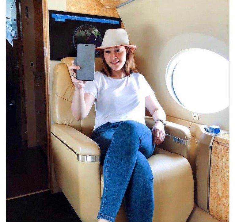 Gaya Elegan Maia Estianty Saat Berpergian dengan Jet Pribadi Maia Estianty sering berpergian menggunakan jet pribadi milik suaminya. Yuk kita intip gayanya!