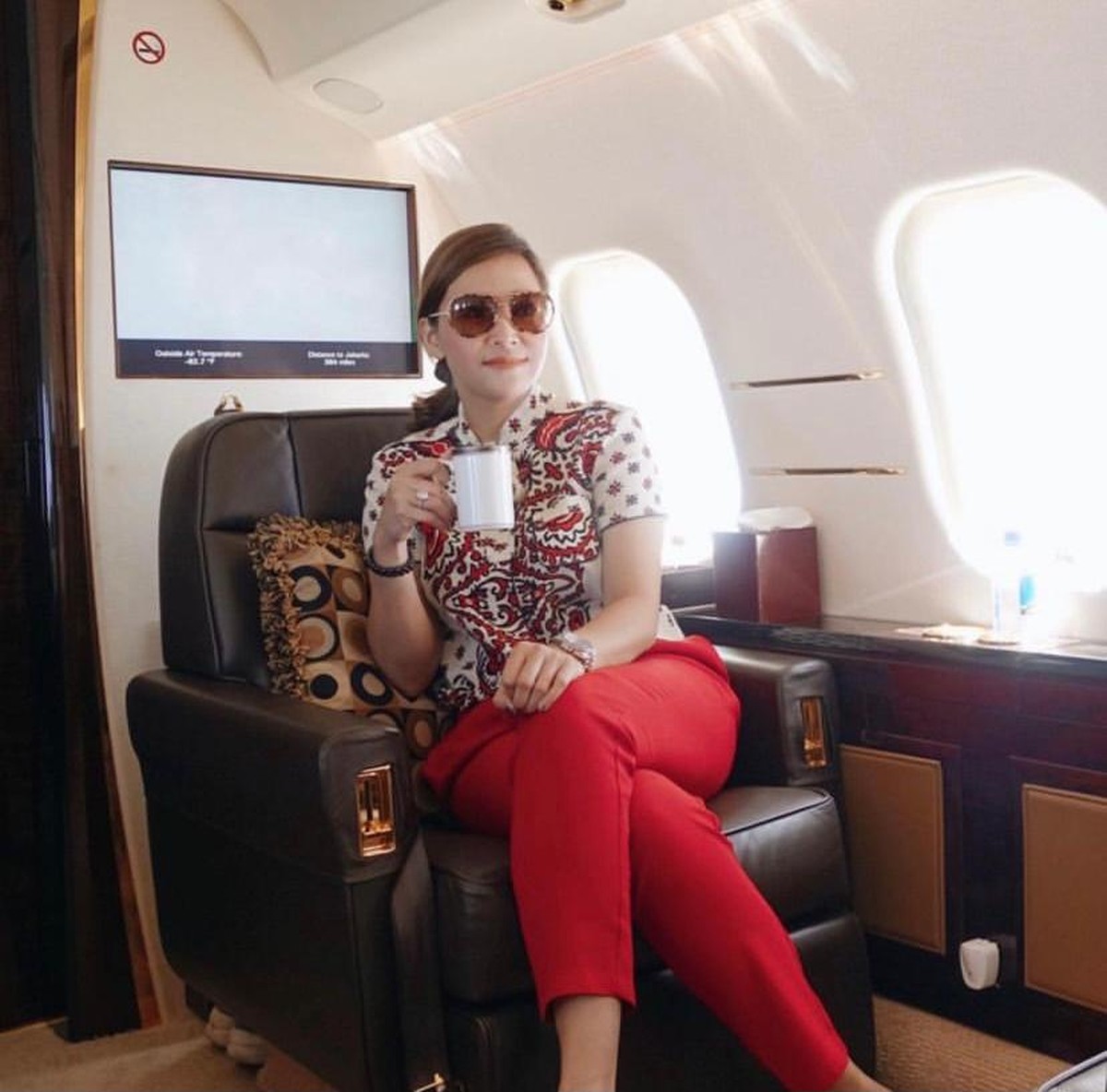 Maia Estianty sering berpergian menggunakan jet pribadi milik suaminya&period; Yuk kita intip gayanya&excl;