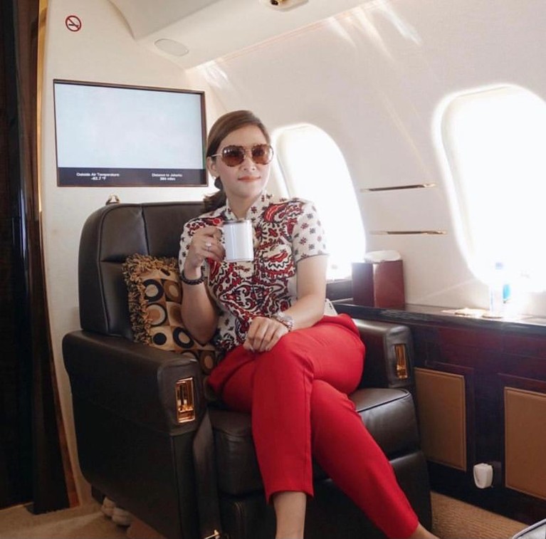 Maia Estianty sering berpergian menggunakan jet pribadi milik suaminya. Yuk kita intip gayanya!