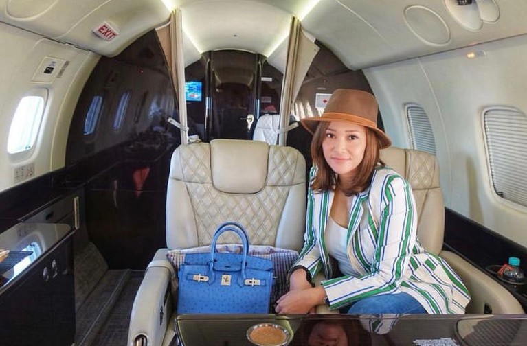 Maia Estianty sering berpergian menggunakan jet pribadi milik suaminya. Yuk kita intip gayanya!