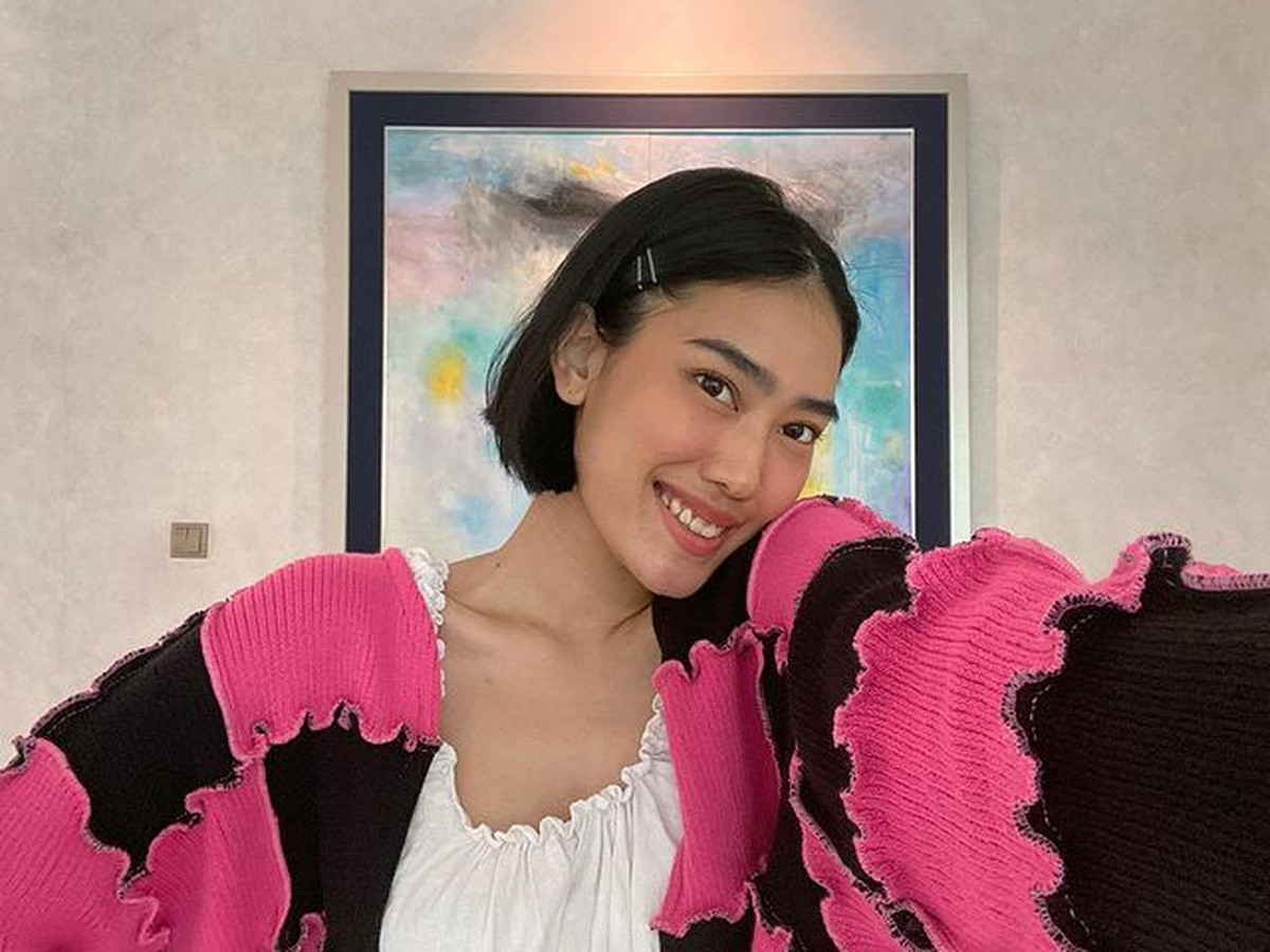 Alika Islamadina terkenal dengan rambut hitam panjangnya&comma; namun ia mengubah gaya rambutnya setelah menikah&period; Yuk intip&excl;