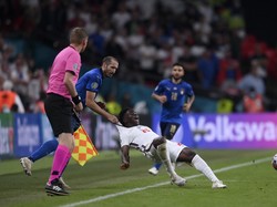Smalling Bela Pelanggaran Chiellini pada Bukayo Saka