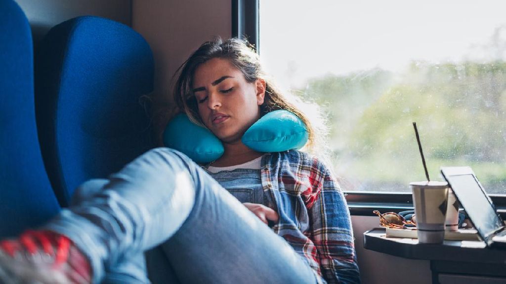 Ternyata Salah, Ini Cara Benar Pakai Bantal Leher saat Perjalanan