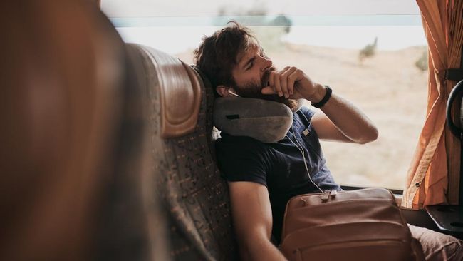 Tidak mengherankan jika dalam beberapa dekade terakhir, bantal leher telah menjadi aksesori wajib bagi para pelancong, terutama jalur penerbangan.