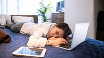 Gejala Zoom Fatigue karena Kebanyakan Meeting Online Rapat online kini jadi rutinitas di masa pandemi Covod-19. Kenali gejala zoom fatigue yang muncul karena kebanyakan meeting online.