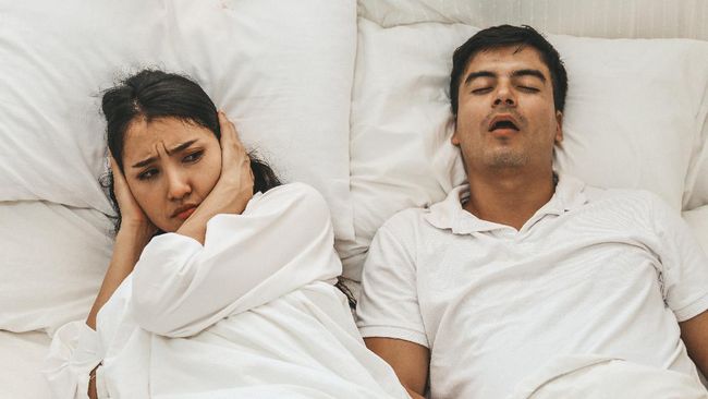 Tidur sekasur memang membuat Anda merasa aman dan dekat dengan si dia. Namun di sisi lain, ini juga sebuah perjuangan adaptasi saat punya kebiasaan berbeda.