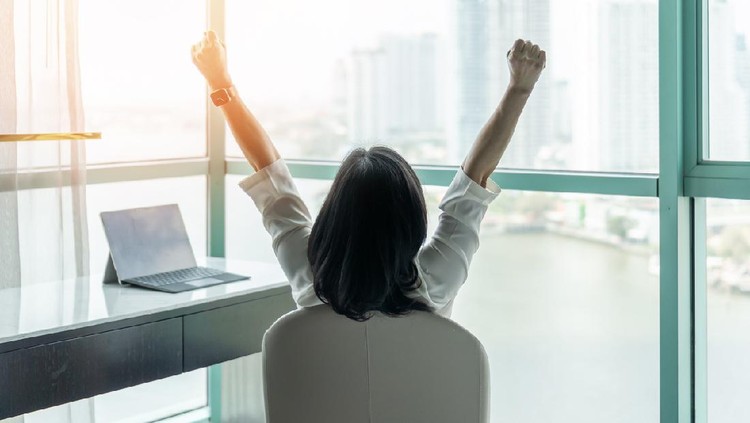 Ilustrasi wanita sukses Business achievement concept with happy businesswoman relaxing in office or hotel room, resting and raising fists with ambition looking forward to city building urban scene through glass window