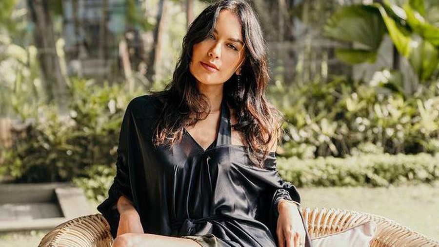 Saat liburan di Bali, Sophia Latjuba melakukan pemotretan mengenakan gaun hitam. Yuk kita intip potretnya!