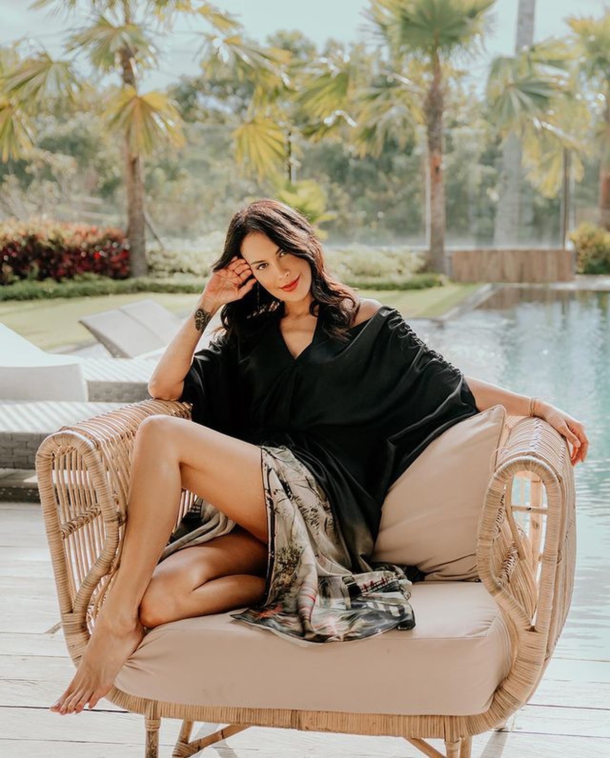 Saat liburan di Bali&comma; Sophia Latjuba melakukan pemotretan mengenakan gaun hitam&period; Yuk kita intip potretnya&excl;