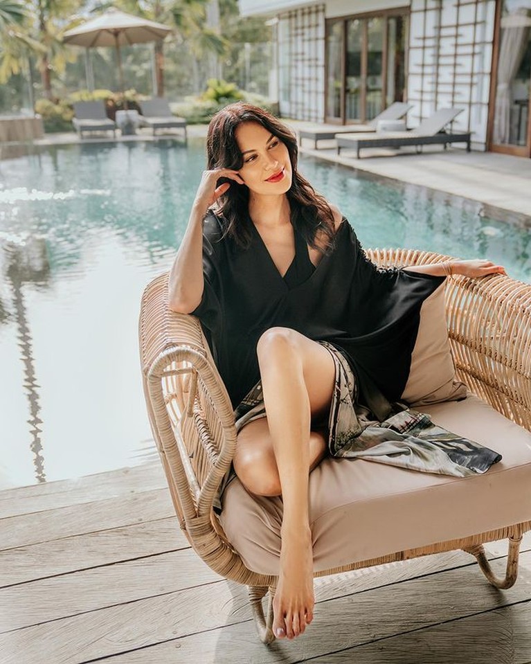 Intip Pemotretan Sophia Latjuba Pakai Gaun Hitam, Cantik & Seksi! Saat liburan di Bali, Sophia Latjuba melakukan pemotretan mengenakan gaun hitam. Yuk kita intip potretnya!